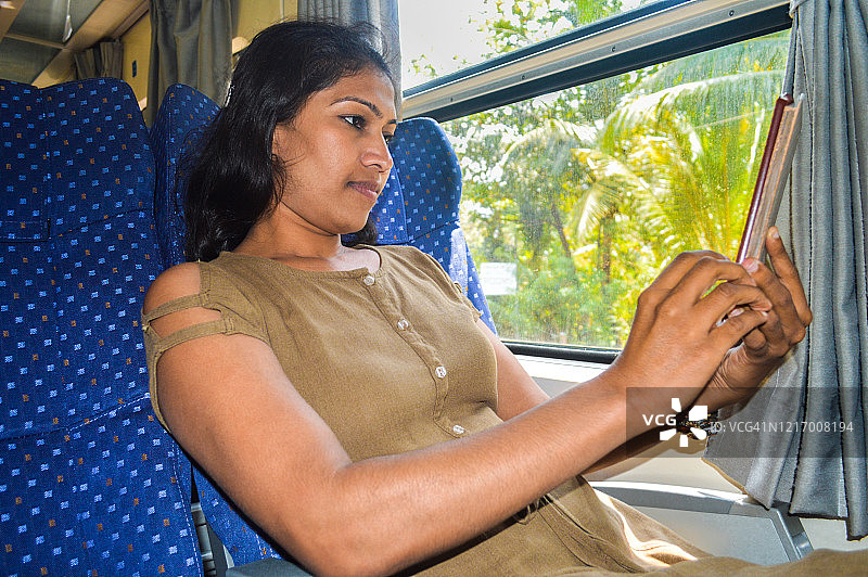 乘坐公共交通工具的年轻女人图片素材