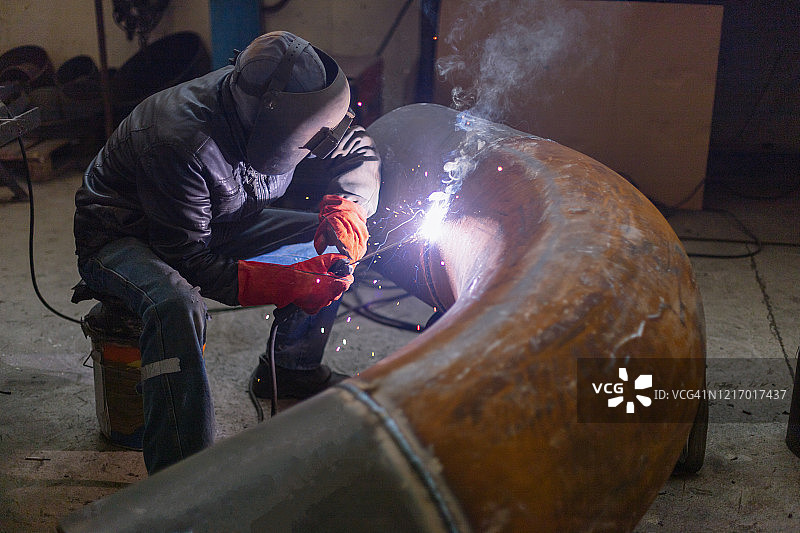 建筑工人焊接钢材图片素材