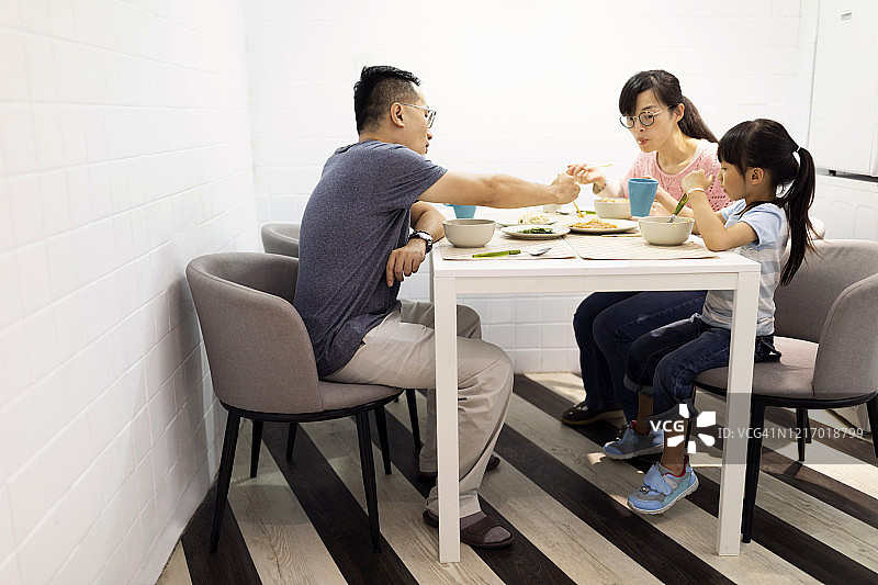 家庭生活中最重要的成分是团结图片素材