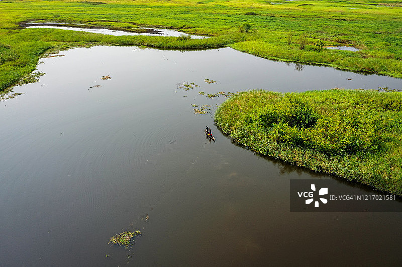 田园风光：非洲湖泊，两人独木舟图片素材