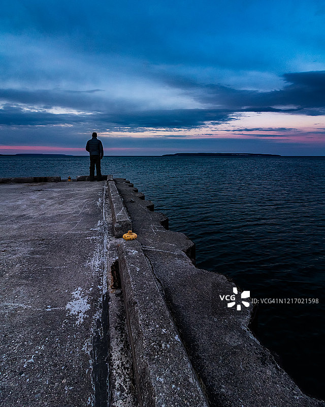 站在日落码头上的男人图片素材