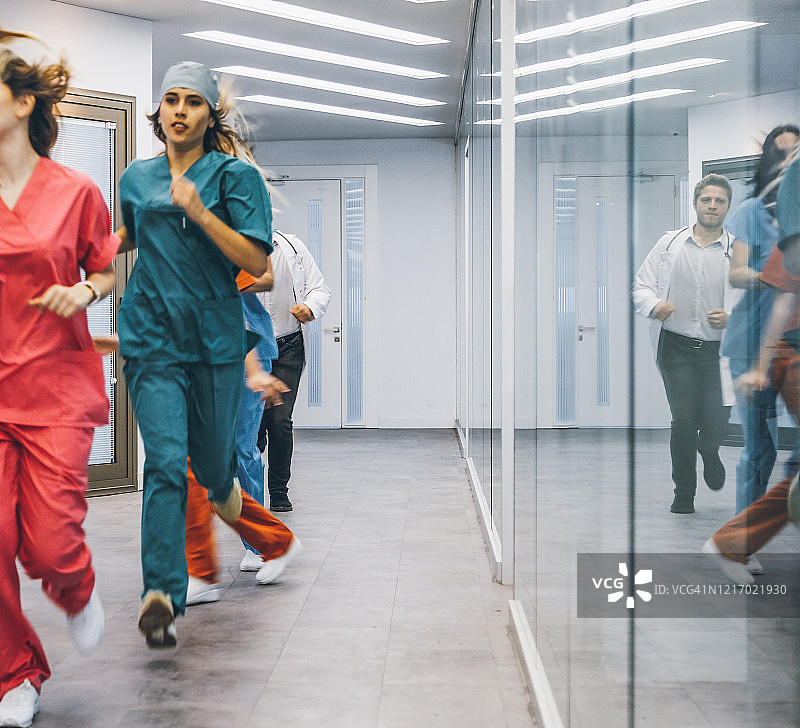 医疗专业人员团队在医院走廊紧急奔走图片素材