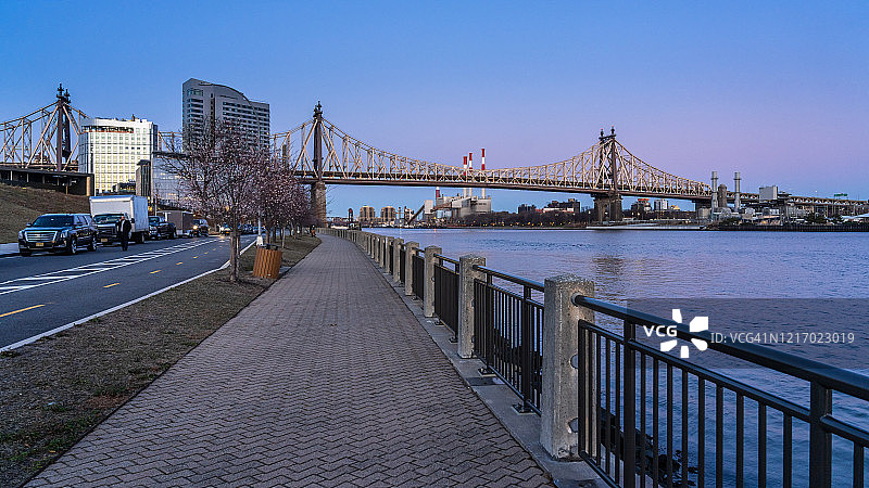 罗斯福岛黄昏时分的昆斯伯勒大桥景观 - 纽约图片素材
