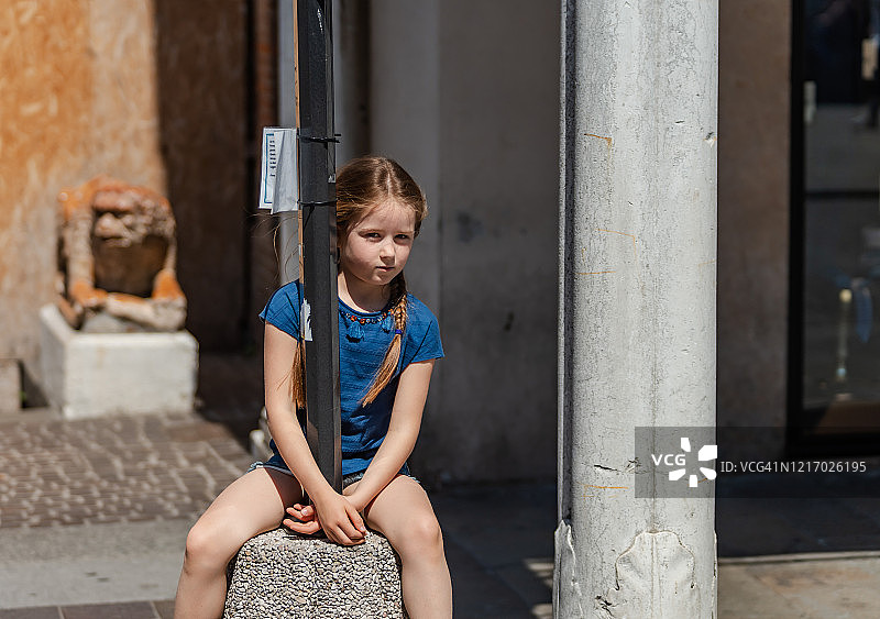 小女孩在陌生城市的街道上游玩图片素材