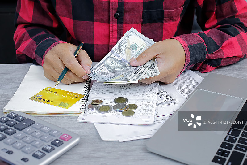 男人计算信用卡支出图片素材