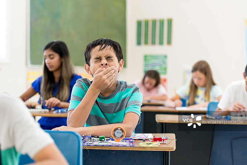 课堂上感到无聊的小学男生图片素材