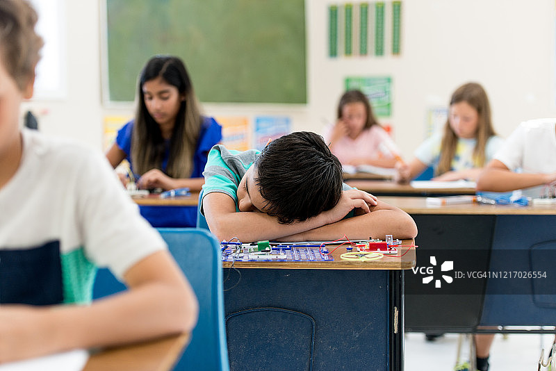 在课堂上睡觉的小学生（图片）图片素材