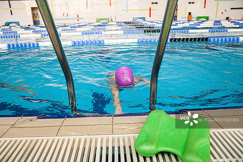 在现代体育中心的泳池里独自训练的游泳者图片素材