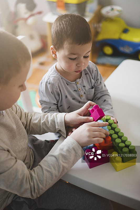 玩彩色积木的可爱儿童图片素材