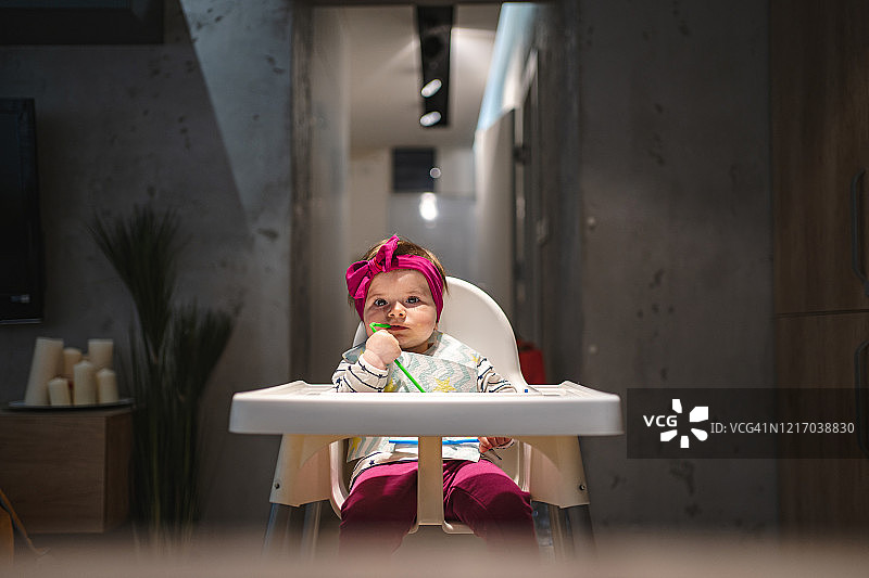 出牙期咬着吸管的可爱女宝宝图片素材