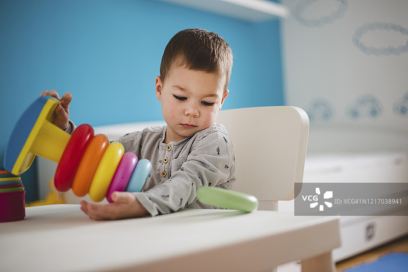 幼儿玩塑料婴儿玩具图片素材