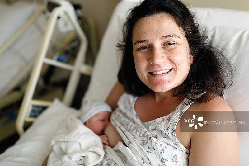 母亲在医院病房给新生儿哺乳图片素材