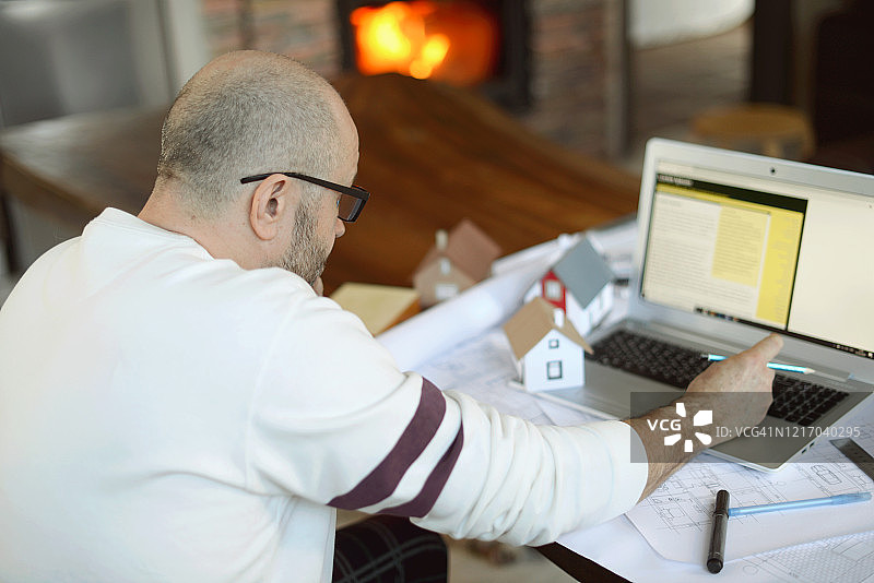 中年男人在家工作图片素材