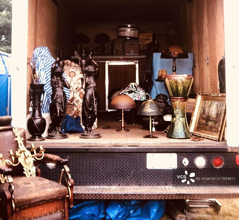 准备装载的卡车、古董和家具图片素材