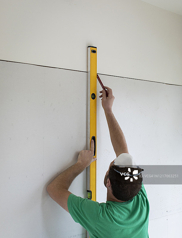 男子建造家居项目图片素材