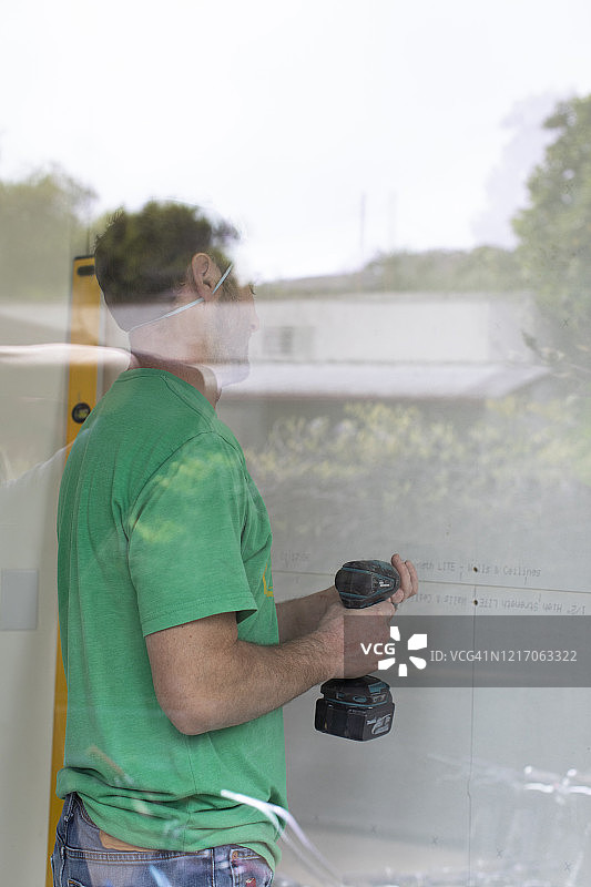 男子建造家居项目图片素材