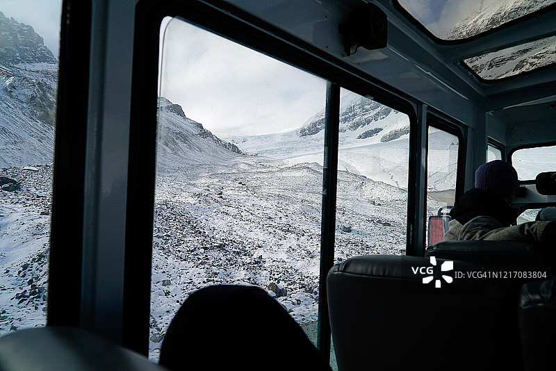 加拿大艾伯塔省贾斯珀冰原大道上的阿萨巴斯卡冰川图片素材