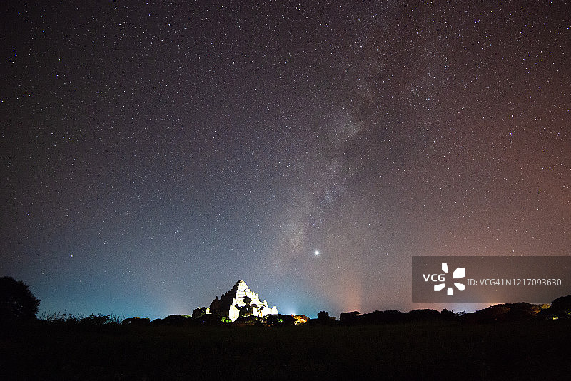缅甸蒲甘达玛扬寺的银河图片素材