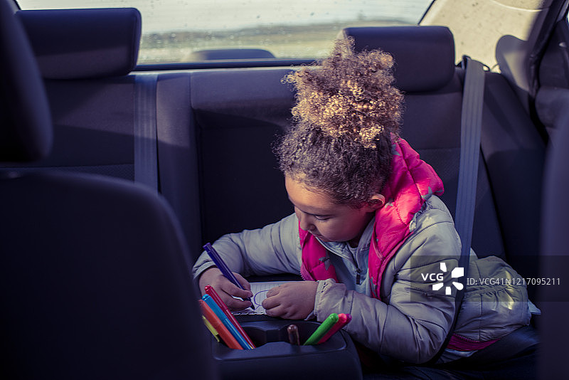 在汽车旅行中绘画的女孩图片素材