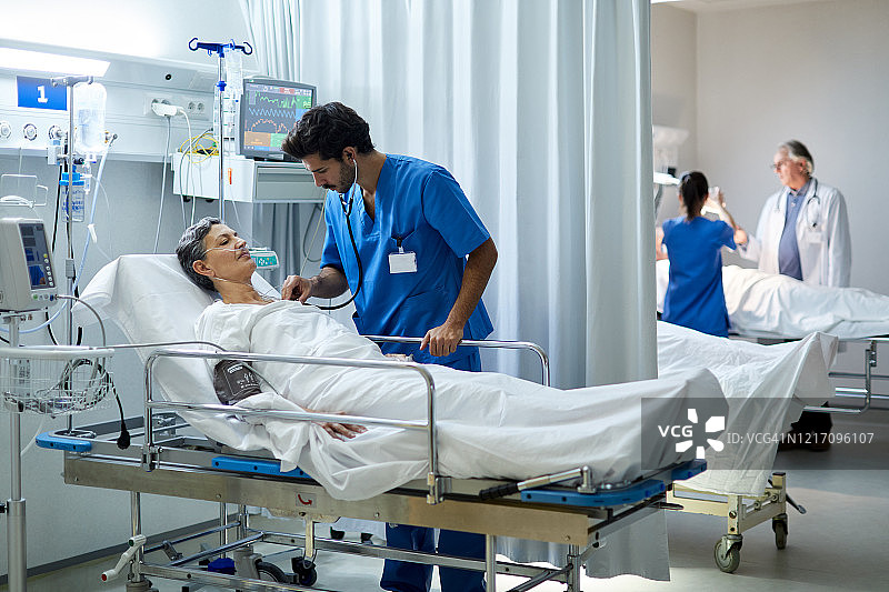 男护士用听诊器为病人听诊图片素材