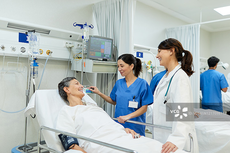 女外科医生在成功完成手术后检查病人图片素材