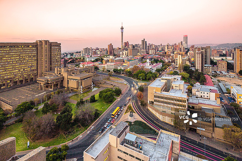 南非豪登省约翰内斯堡城市天际线日落景色，希尔布罗塔图片素材