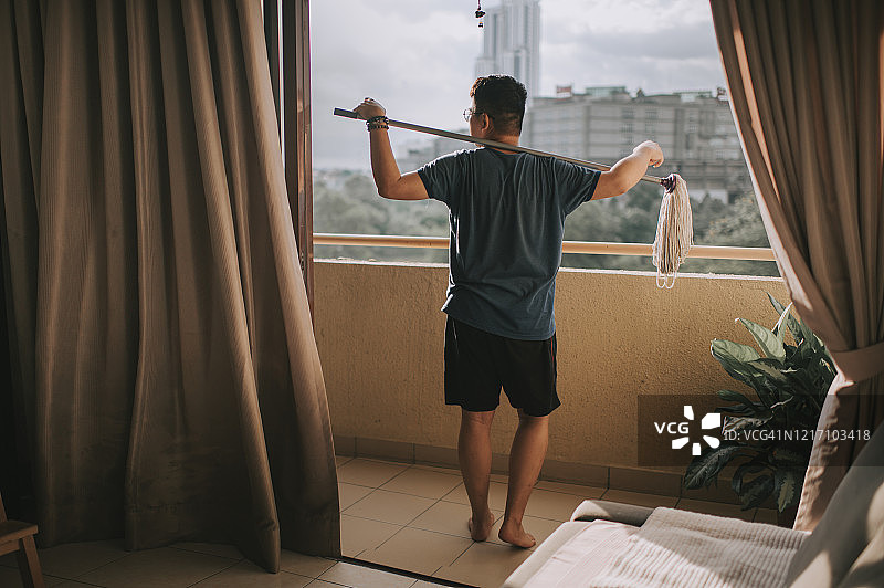 中国男人在阳台拖地做家务图片素材