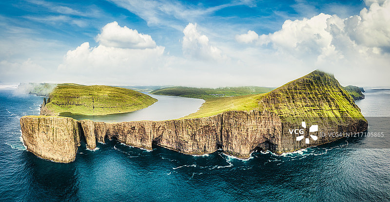 法罗群岛，索瓦格斯瓦特恩湖悬于大西洋之上，独特的鸟瞰全景图片素材