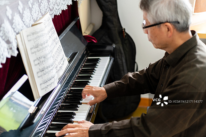 一位老人正在弹钢琴图片素材