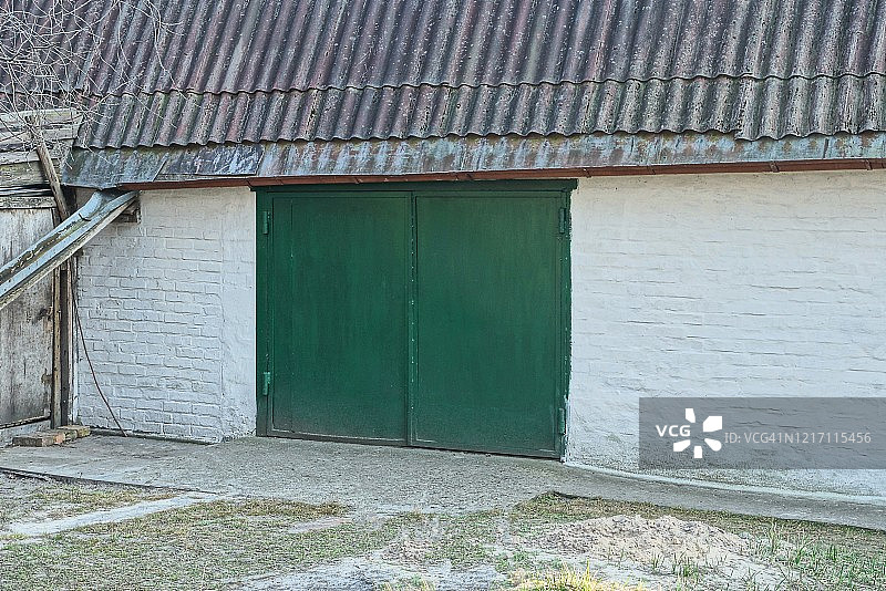 带绿色铁门的白色砖车库外 facade图片素材