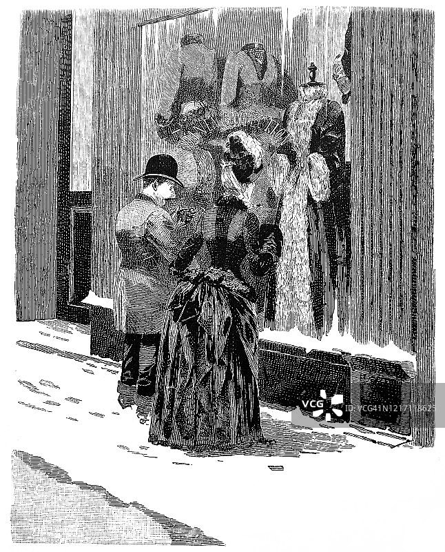 在时尚商店前的夫妇图片素材