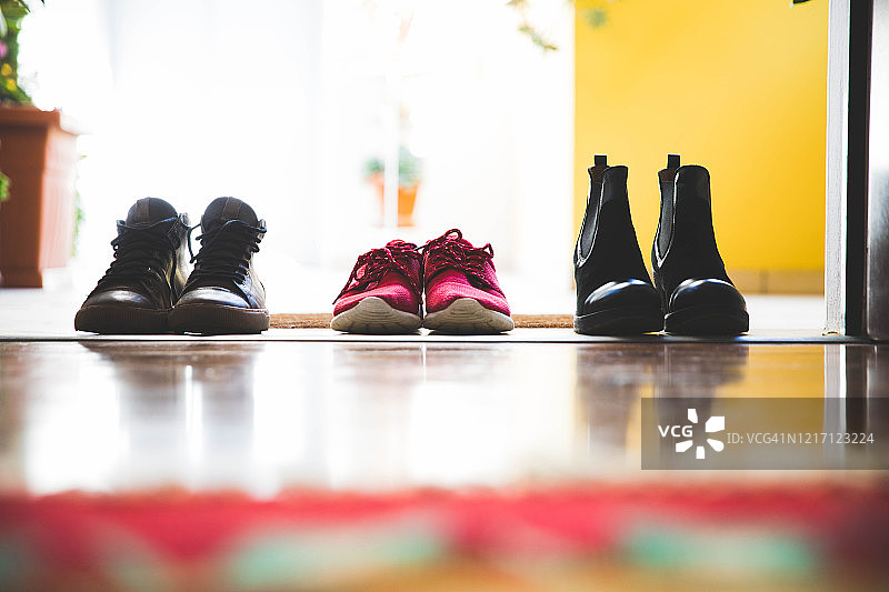 门廊台阶上的家庭鞋子图片素材
