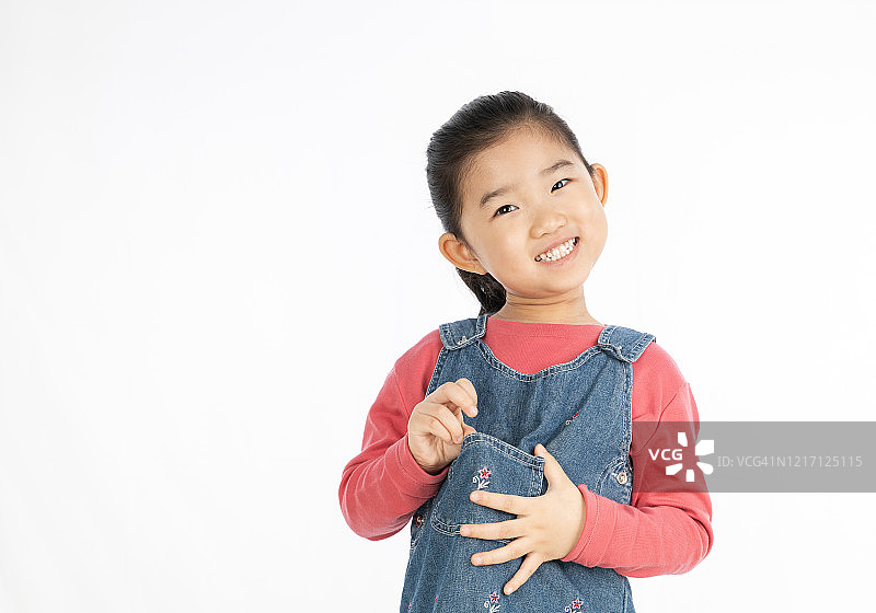 白色背景下拽口袋的女孩图片素材