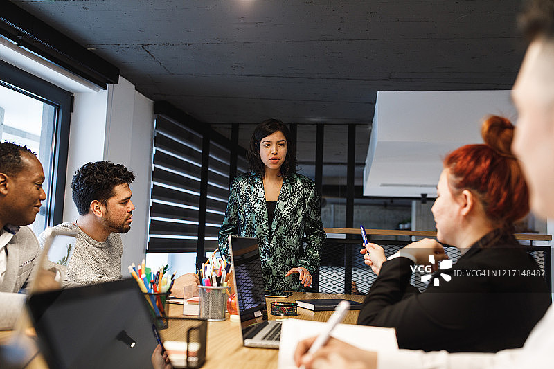 领导多民族团队会议的拉丁裔女商人图片素材