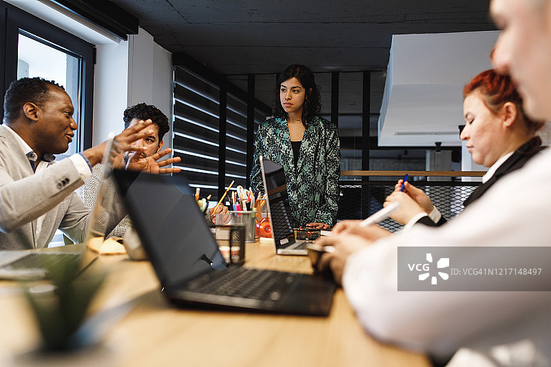 拉丁裔女商人领导多民族团队会议，成员发表意见图片素材