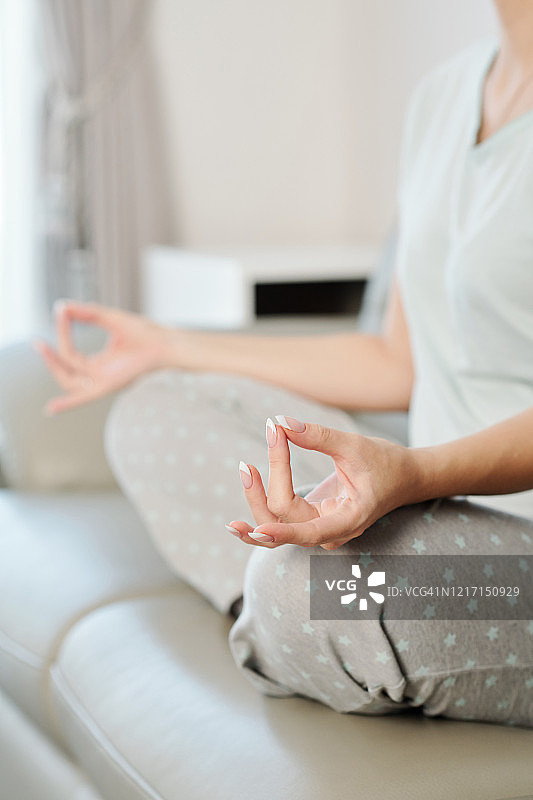 在家冥想的女人图片素材