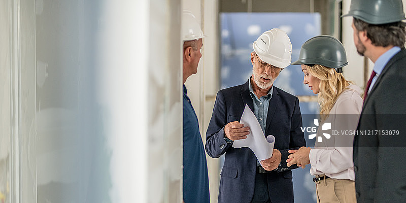 建筑师和主管与投资者讨论蓝图图片素材