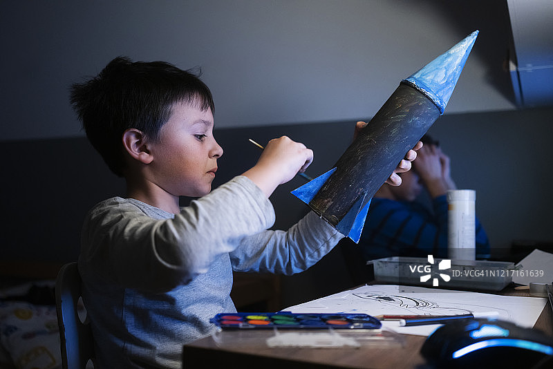 小学生制作太空火箭图片素材