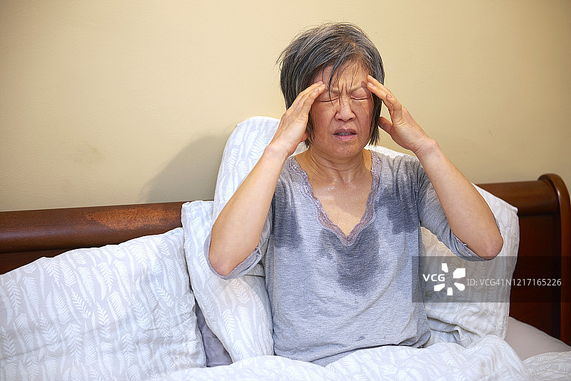 中年妇女经历盗汗图片素材