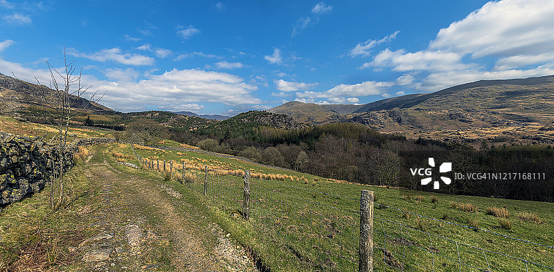 返回草卫的路图片素材