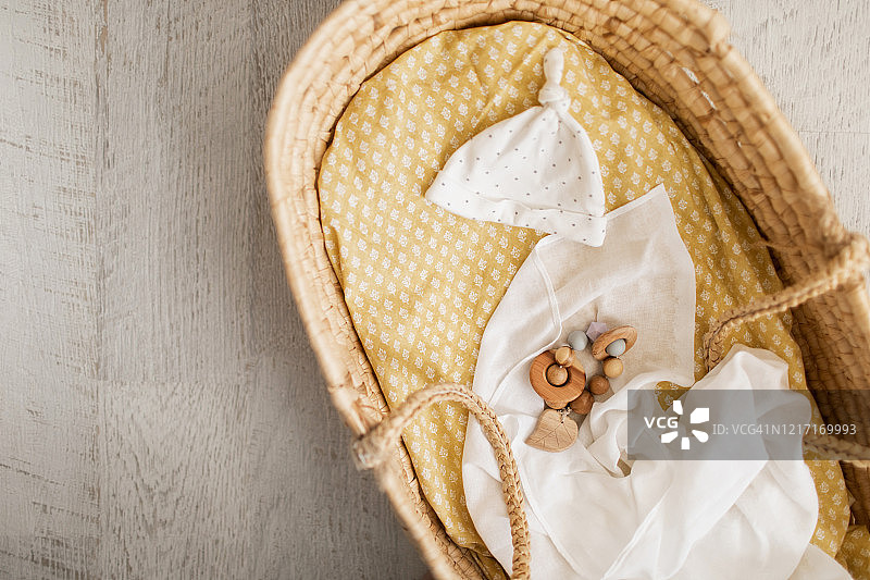 摩西篮中的婴儿用品：迎接新生儿图片素材