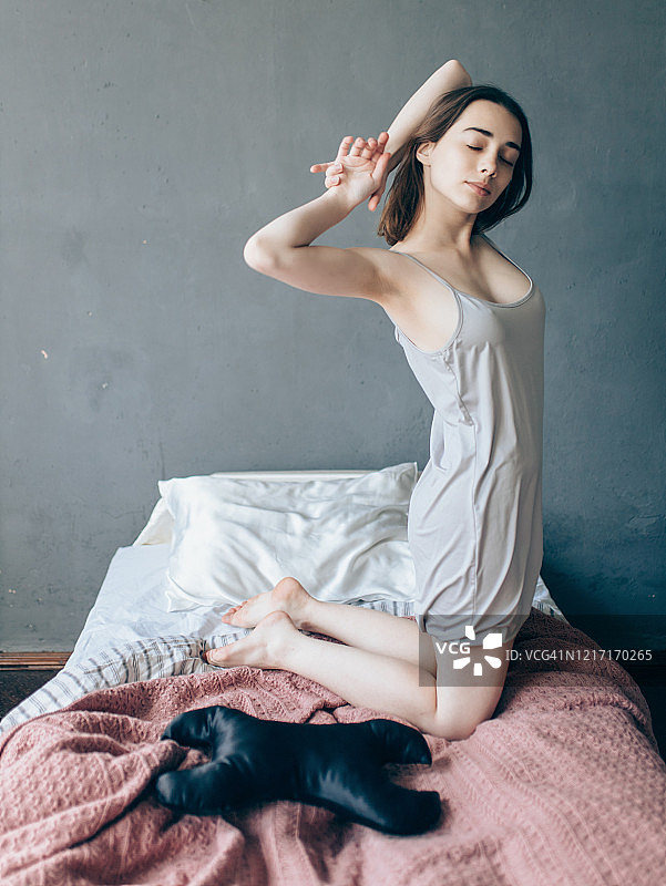 伸展身体的年轻漂亮女人图片素材