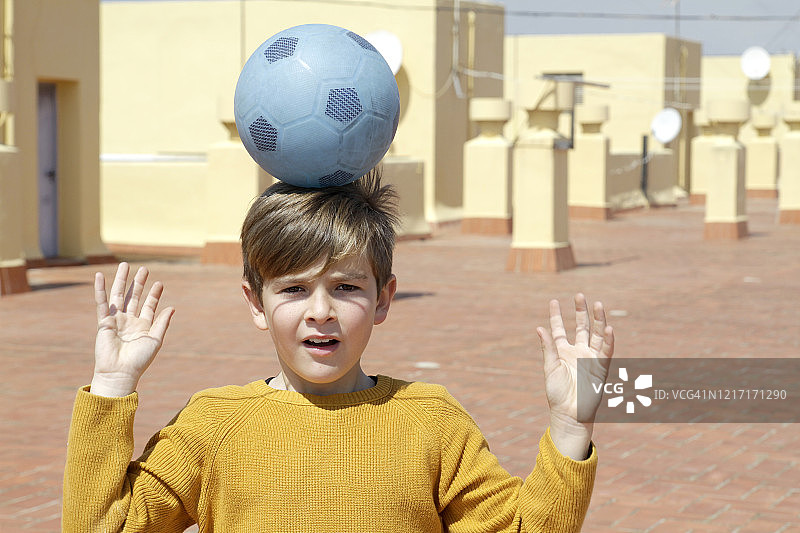 男孩用头顶足球图片素材