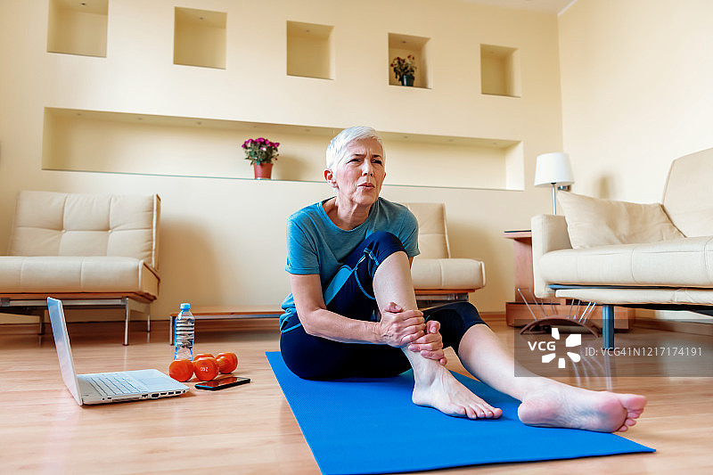 年长妇女脚踝受伤图片素材