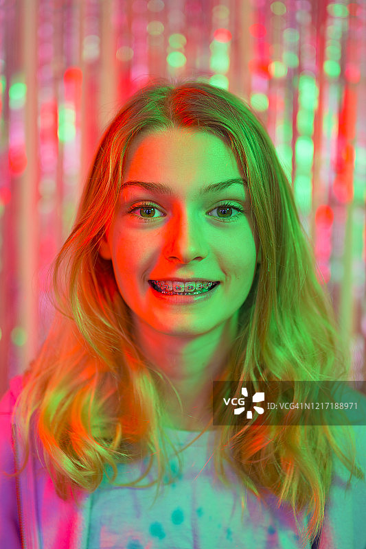 12岁女孩的彩色肖像图片素材