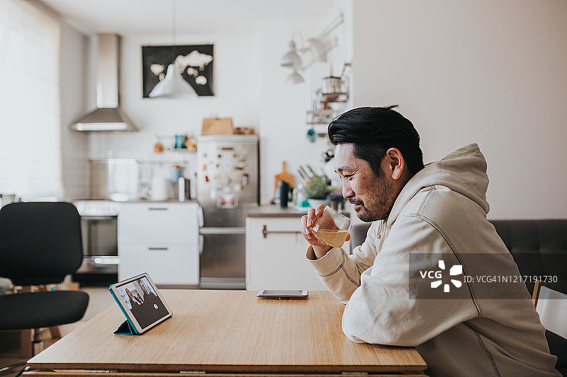 疫情期间日本男人在网上会议中与朋友喝威士忌图片素材