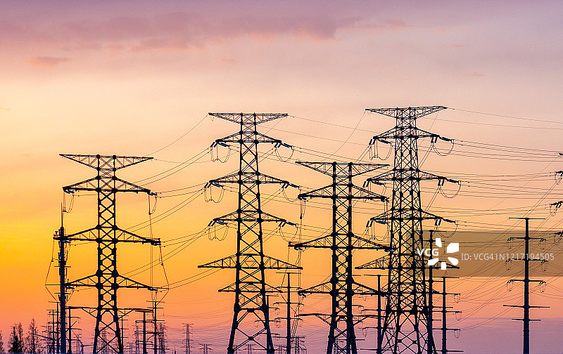 日落时分的风力发电站图片素材