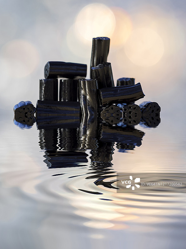 水中倒映的甘草糖背景的完整画面图片素材