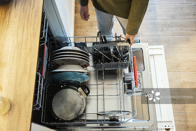 男孩忙着清洗碗碟图片素材