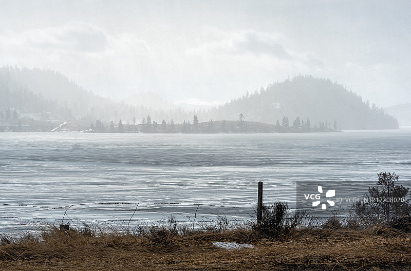 湖面上寒风凛冽的冬日图片素材